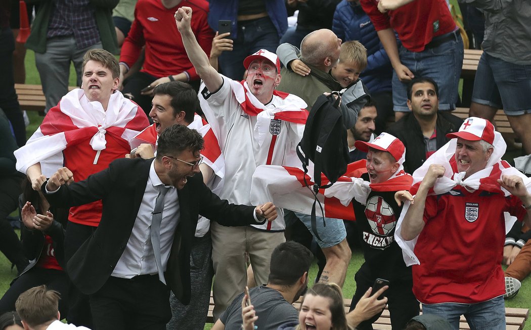 Fanoušci Anglie slaví vedoucí trefu Harryho Kanea a první gól na turnaji