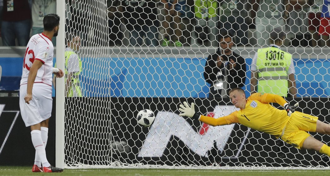 Studená sprcha pro Anglii! Ferjani Sassi proměnil penaltu a vyrovnal na 1:1