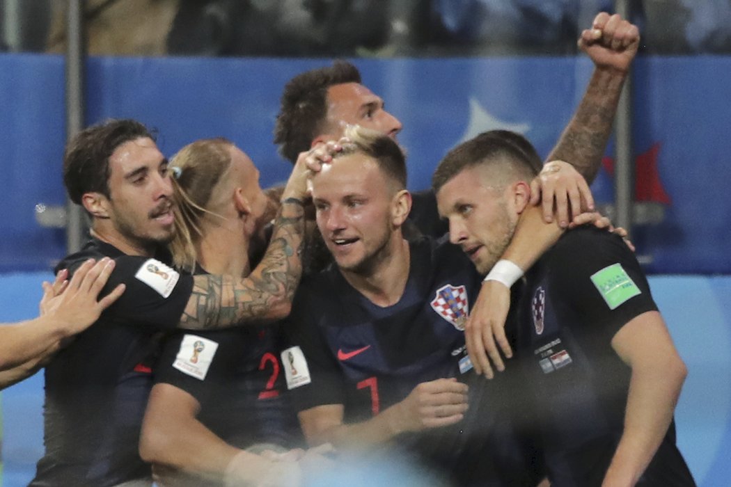 Radující se hráči Chorvatska po brance do sítě Argentiny