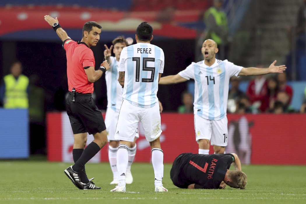 Ivan Rakitič byl faulován s čímž nesouhlasí dvojice Argentinců Enzo Perez a Javier Mascherano