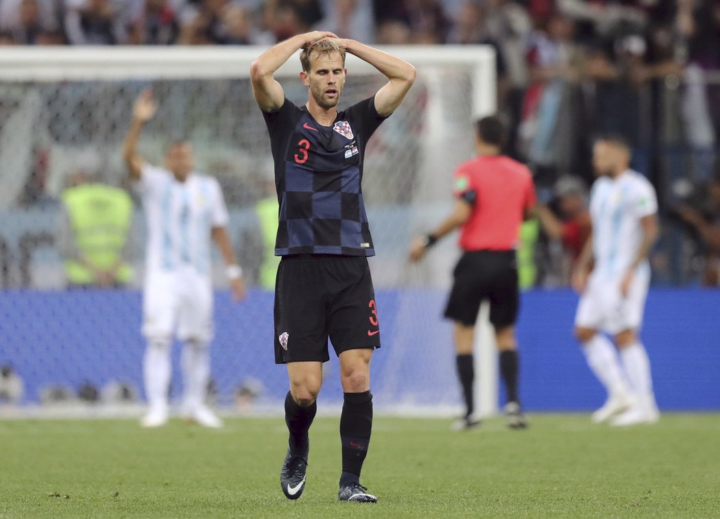 Chorvat Ivan Strinič se drží za hlavu v utkání proti Argentině