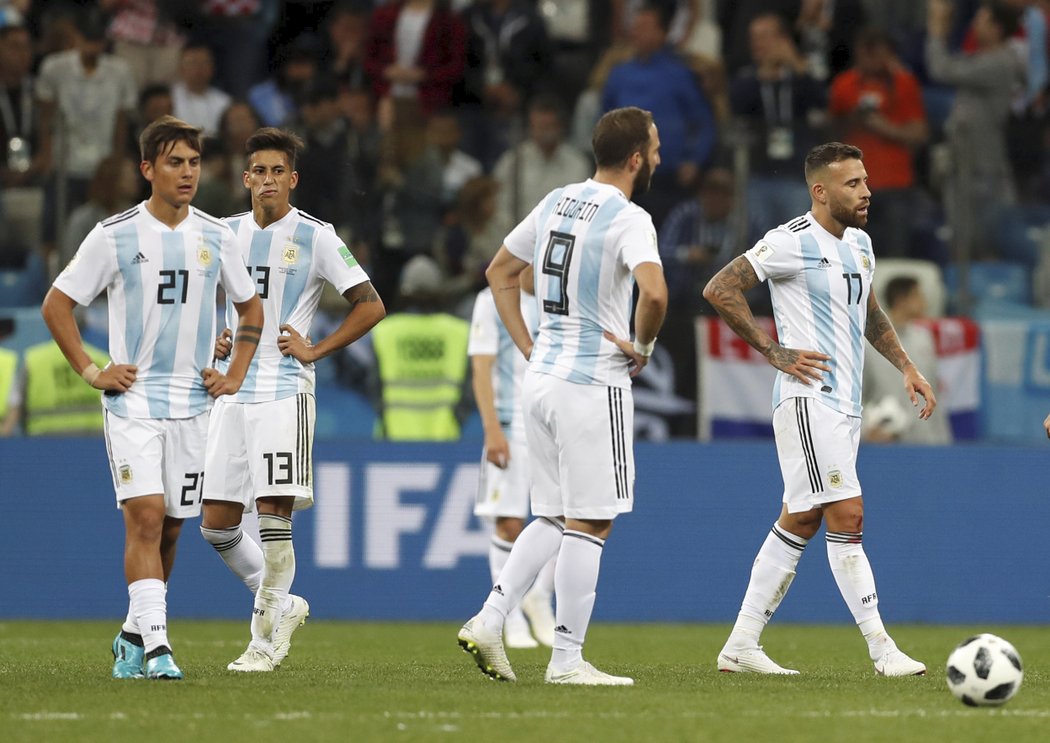 Frustrovaní hráči Argentiny po prohře s Chorvatskem