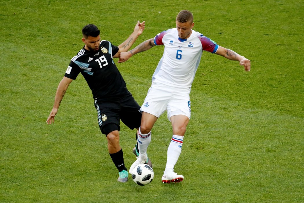 Argentinský Sergio Agüero (vlevo) v souboji s islandským Ragnarem Sigurdssonem (vpravo)