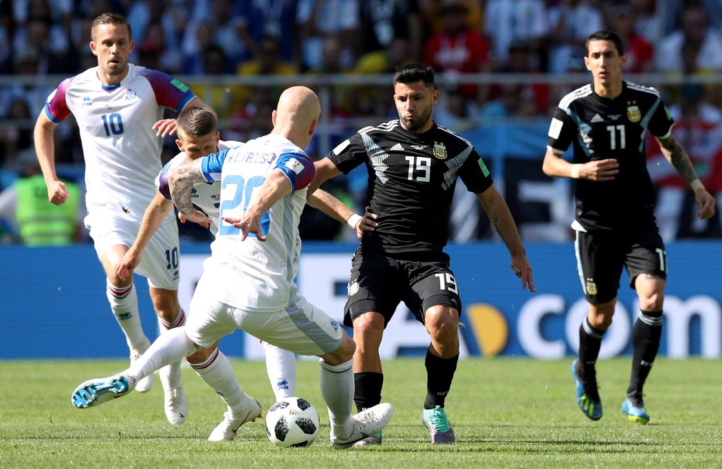 Argentinský Sergio Agüero v souboji s islandským Emilem Hallfredssonem