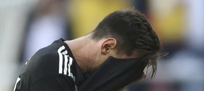 Zklamaný Lione Messi si skrývá tvář do dresu