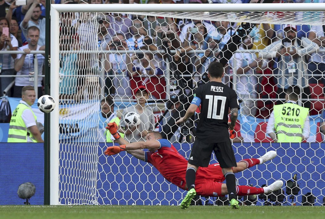 Lionel Messi neproměnil penaltu proti Islandu