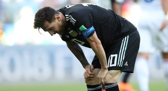 Messiho zmar: po ztrátě s Islandem zakopl míč, rýpl si do něj Mourinho