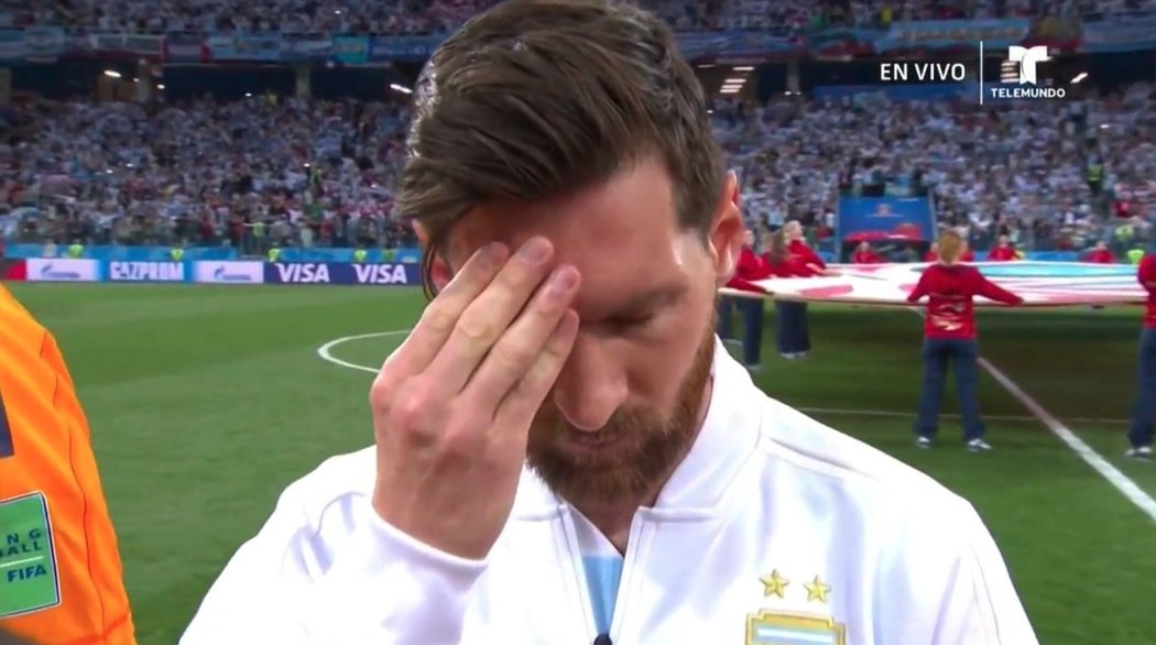 Záběr na Lionela Messiho při argentinské hymně, jak si rukou zakrývá tvář