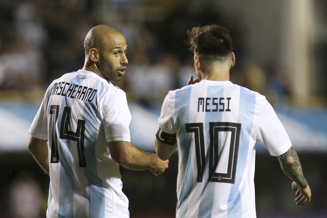 Javier Mascherano a Lionel Messi - právě tihle dva mají v argentinském týmu největší slovo