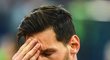 Lionel Messi si zakrývá tvář při hymně před zápase proti Chorvatsku