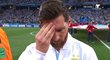 Záběr na Lionela Messiho při hymně, jak si rukou zakrývá tvář