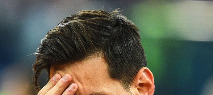 Lionel Messi si zakrývá tvář při hymně před zápase proti Chorvatsku