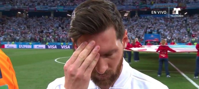 Záběr na Lionela Messiho při hymně, jak si rukou zakrývá tvář