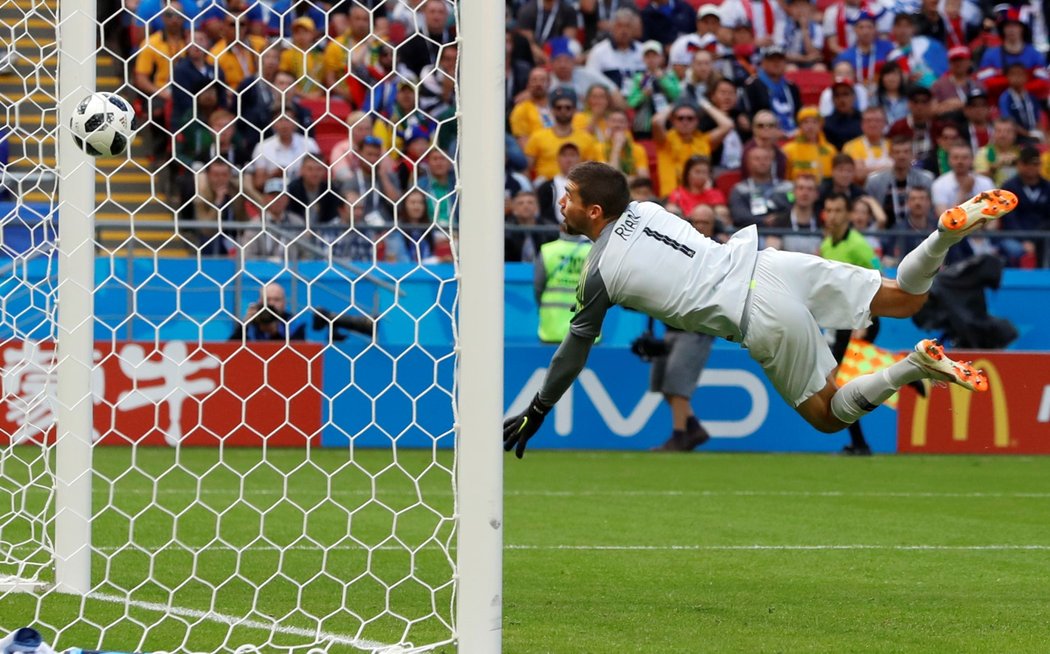 Australský brankář Mathew Ryan se ohlíží za letícím míčem vyslaným Paulem Pogbou