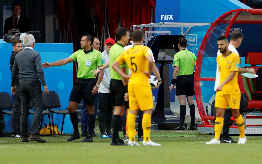 Australští fotbalisté čekají na verdikt, videorozhodčí v akci