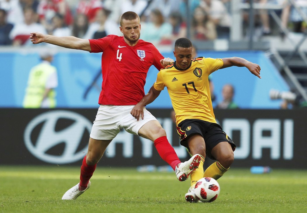 Angličan Eric Dier v souboji o míč s Belgičanem Yourim Tielemansem