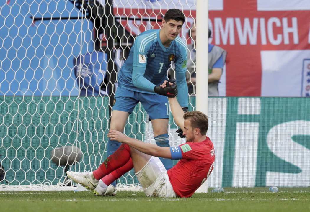 Thibaut Courtois pomáhá na nohy Harymu Kaneovi