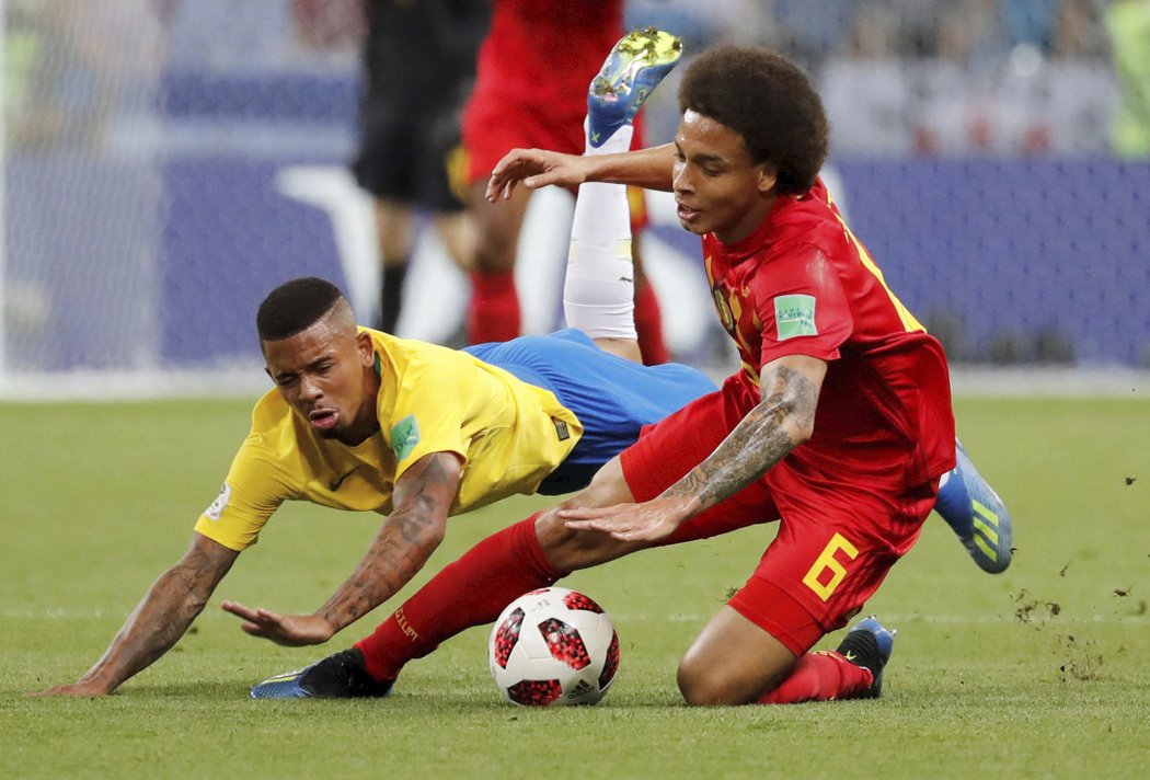 Axel Witsel v souboji s Gabrielem Jesusem