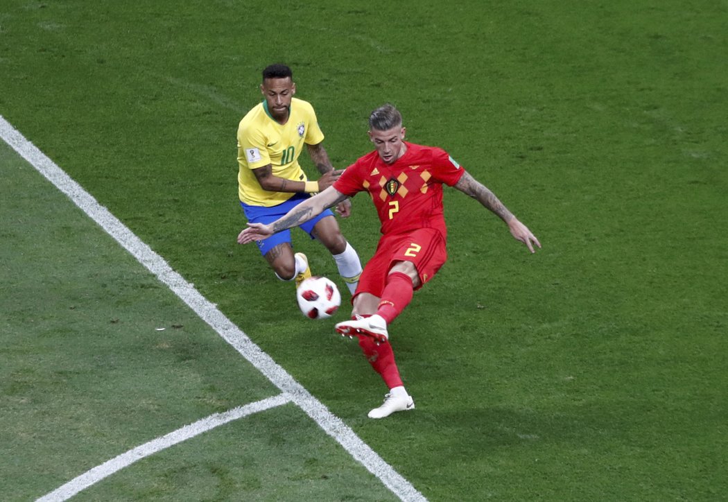 Toby Alderweireld odkopává míč před Neymarem