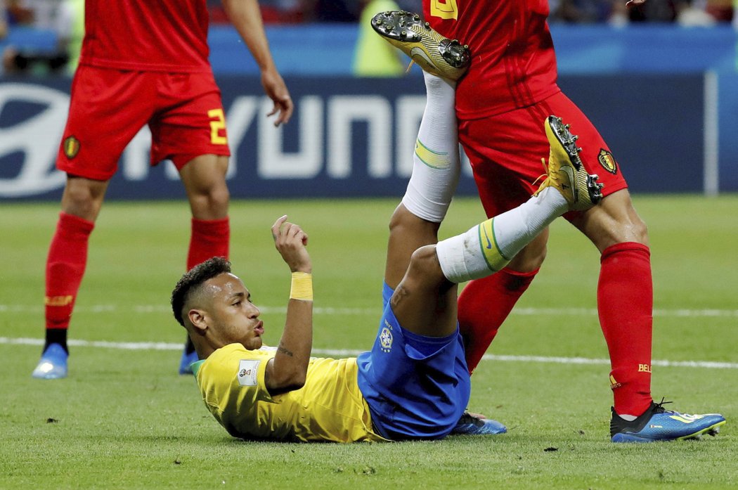 Neymar opět chtěl penaltu, rozhodčí mu ale simulování nespolkl
