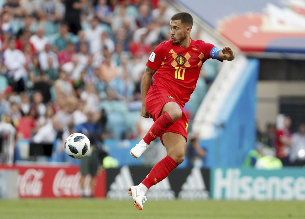 Kapitán Belgie Eden Hazard zpracovává míč