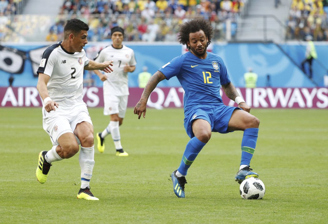 Brazilský levý obránce Marcelo kouzlí s míčem proti Kostarice