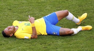 Simulant Neymar terčem posměchu: Co dělá, když dostává injekci?