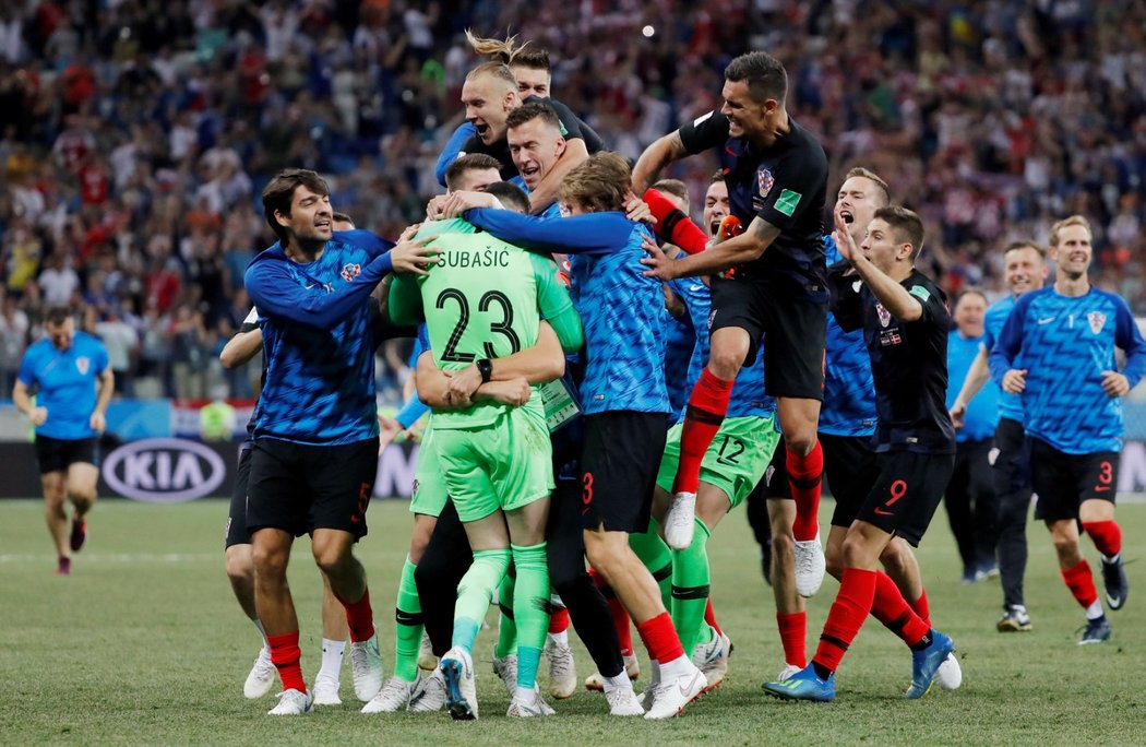 Chorvatští fotbalisté zasypávají svého hrdinu! Danijel Subašič chytil tři penalty a postup do čtvrtfinále