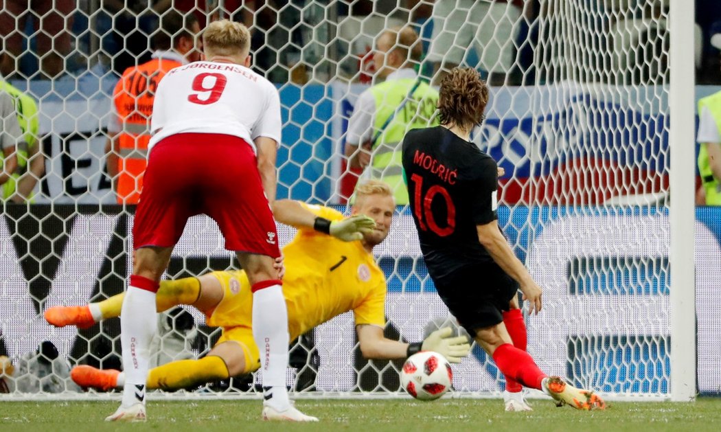 Luka Modrič svou šanci zahodil, Kasper Schmeichel penaltu chytil!