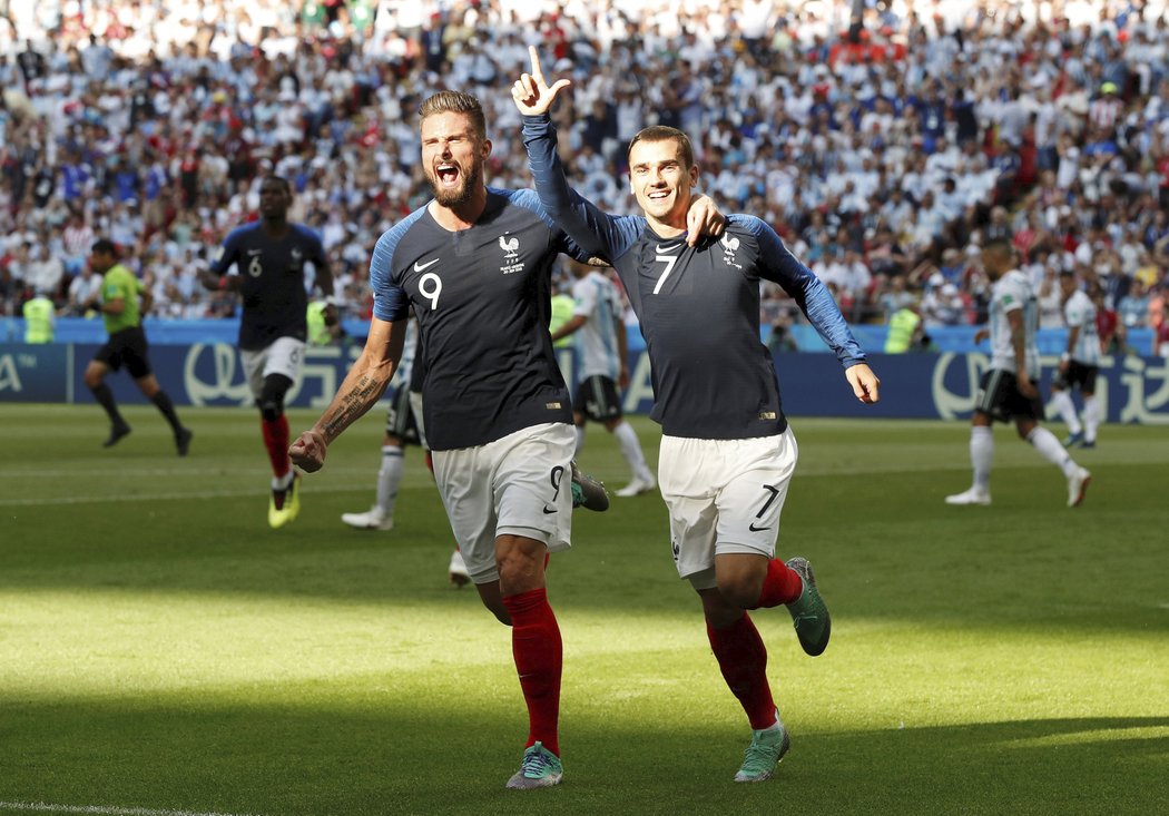 Radost francouzských hráčů Oliviera Girouda a střelce Antoina Griezmanna