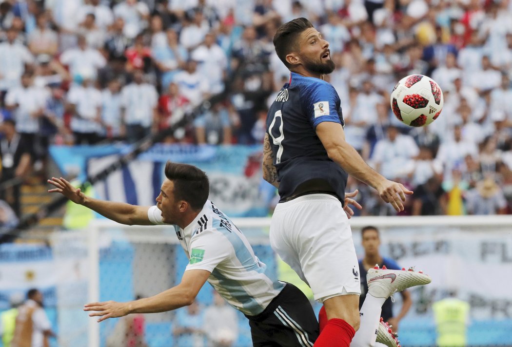 Olivier Giroud v hlavičkovém souboji