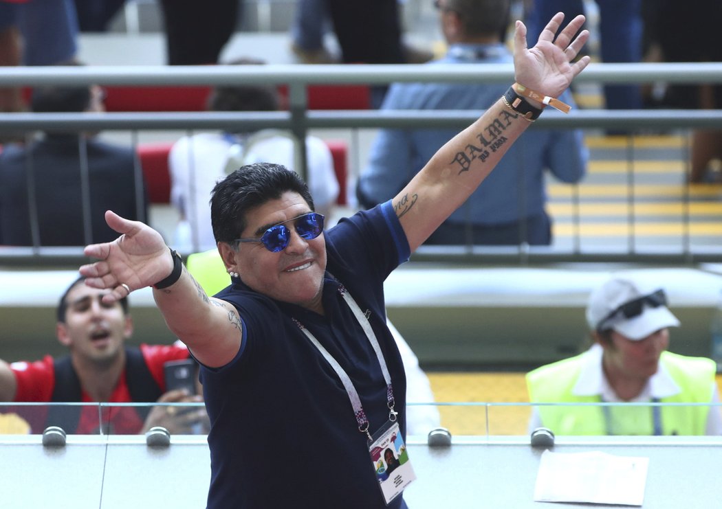 Diego Maradona na tribuně slaví trefu Argentiny
