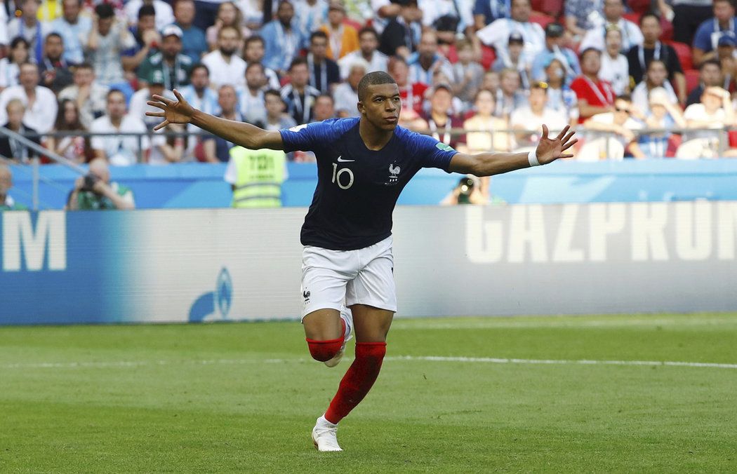 Kylian Mbappe oslavuje druhou trefu do branky Argentiny