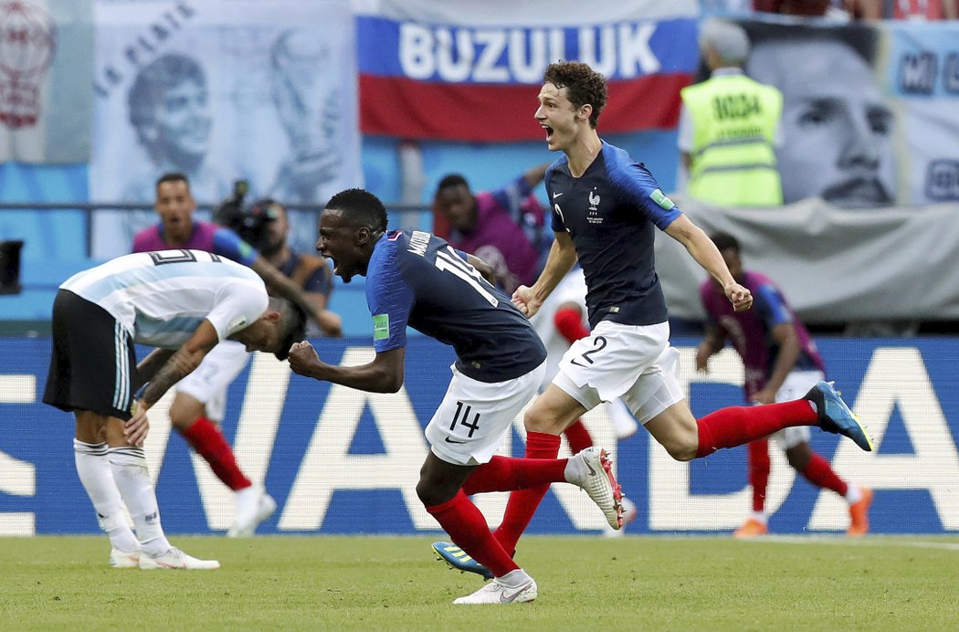 Benjamin Pavard slaví svoji parádní trefu do sítě Argentiny