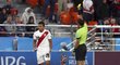 Edison Flores z Peru vyfasoval žlutou kartu