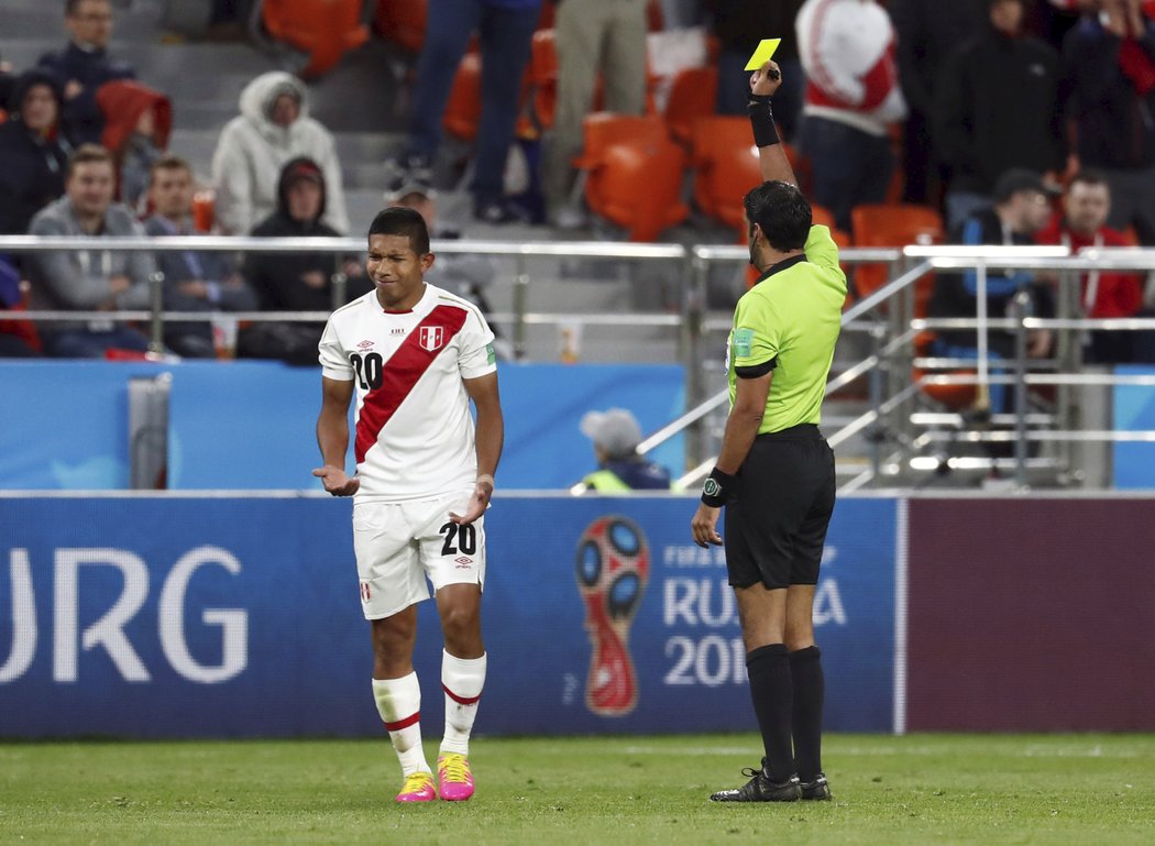 Edison Flores z Peru vyfasoval žlutou kartu