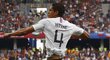 Raphael Varane se prosadil hlavou a poslal Francii do vedení