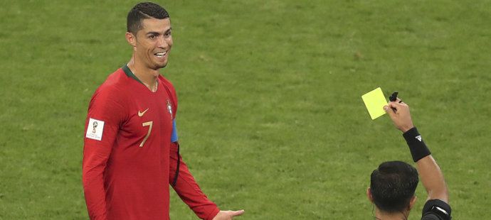 Cristiano Ronaldo udeřil soupeře loktem, místo červené karty ale přišla jen žlutá