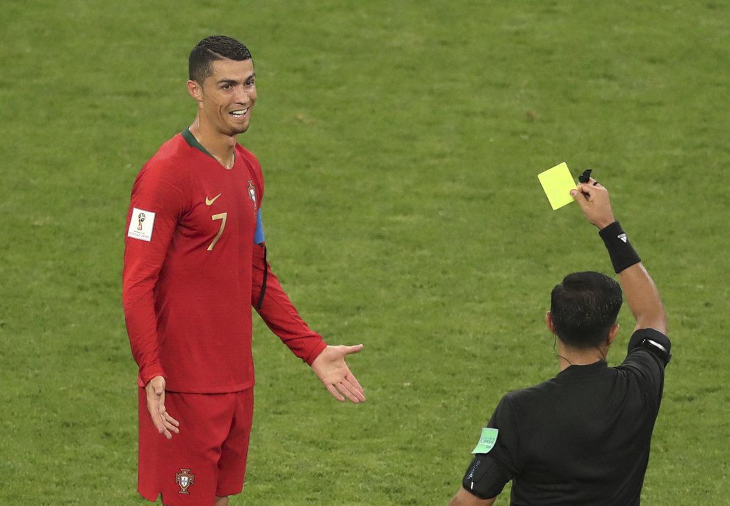 Cristiano Ronaldo udeřil soupeře loktem, místo červené karty ale přišla jen žlutá