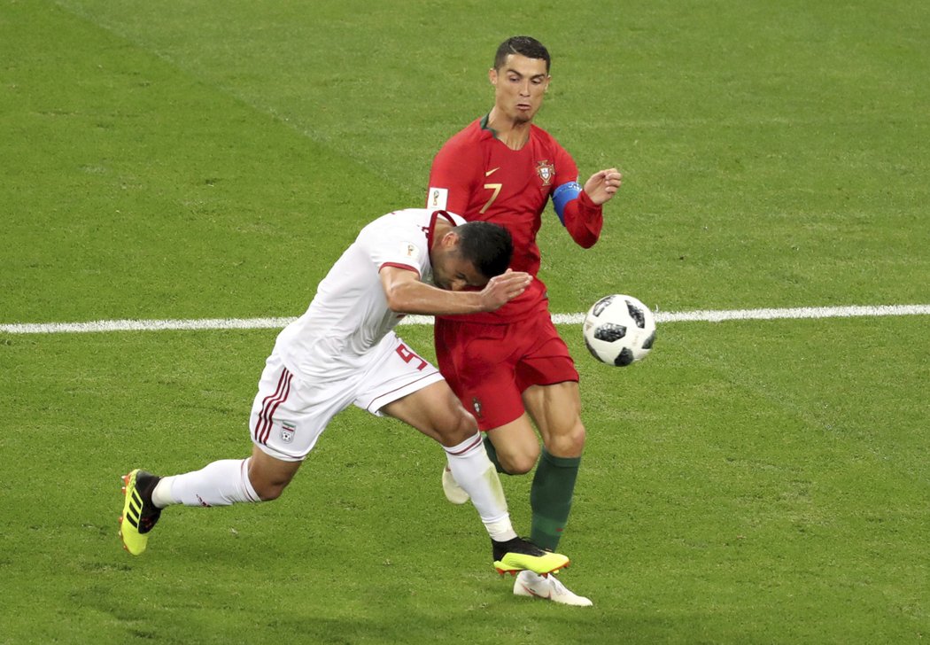 Cristiano Ronaldo udeřil soupeře loktem, místo červené karty ale přišla jen žlutá