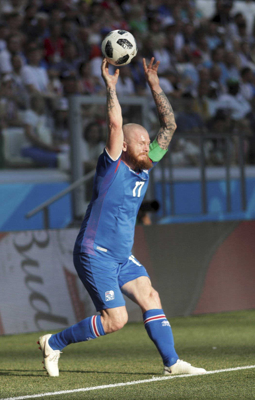 Kapitán Islandu Aron Gunnarsson a jeho tradiční dlouhý aut