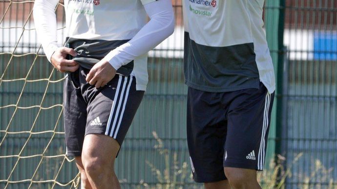 Mexičtí fotbalisté Javier Hernández a Marco Fabián v přípravě na mistrovství světa v Rusku