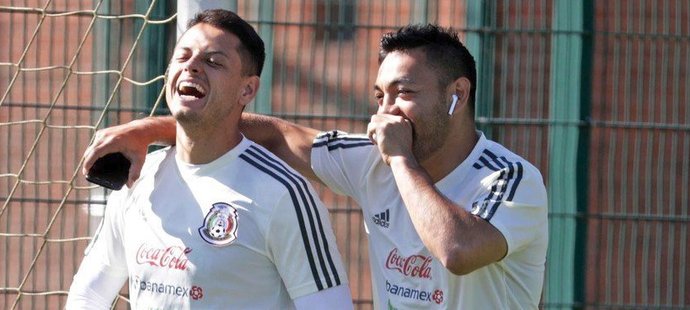 Mexičtí fotbalisté Javier Hernández a Marco Fabián v přípravě na mistrovství světa v Rusku