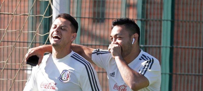 Mexičtí fotbalisté Javier Hernández a Marco Fabián v přípravě na mistrovství světa v Rusku