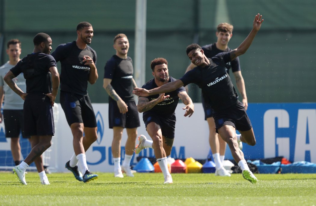 Marcus Rashford (v popředí) a Kyle Walker (v pozadí) si užívají atmosféru na tréninku anglické reprezentace před soubojem s Belgií