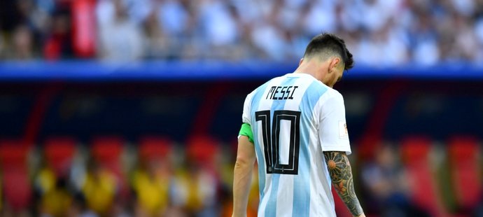 Zklamaný Lionel Messi po prohře s Francií v osmifinále