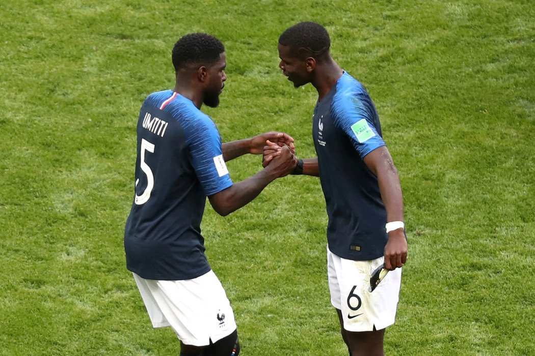 Samuel Umtiti (vlevo) a Paul Pogba oslavují první vítězství Francie na turnnaji