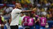 Asistent trenéra belgické reprezentace Thierry Henry gestikuluje během čtvrtfinálového utkání mezi Belgií a Brazílií