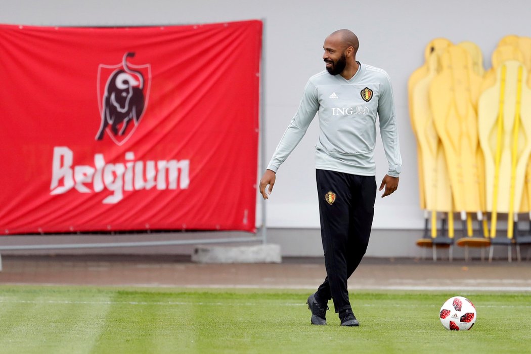 Asistent trenéra belgické reprezentace Thierry Henry se baví během tréninku Belgie