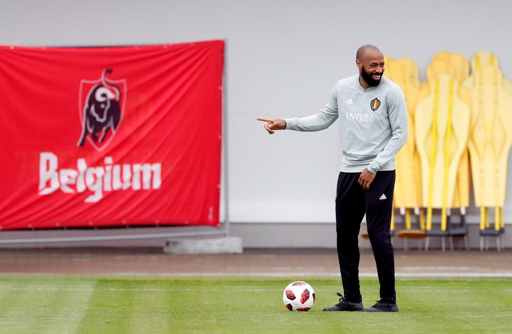 Asistent trenéra belgické reprezentace Thierry Henry se baví během tréninku Belgie